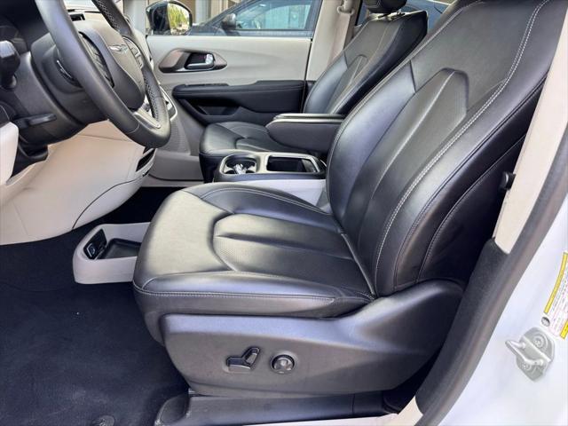 2024 Chrysler Pacifica Hybrid Select