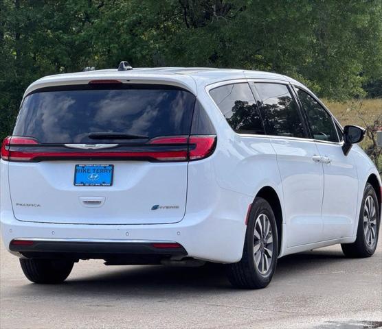 2024 Chrysler Pacifica Hybrid Select