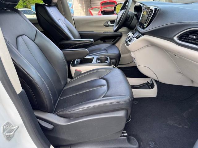 2024 Chrysler Pacifica Hybrid Select