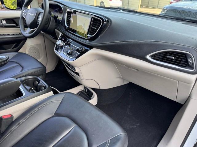 2024 Chrysler Pacifica Hybrid Select