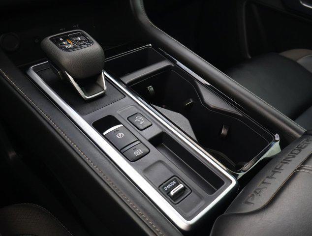2024 Nissan Pathfinder SL FWD