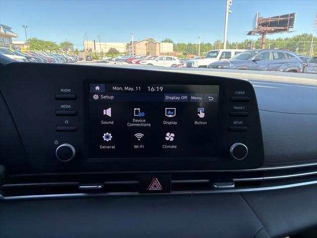 2024 Hyundai Elantra SE