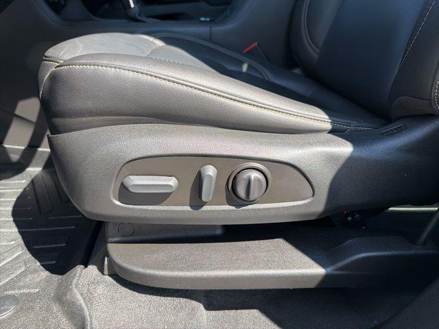 2023 Chevrolet Traverse FWD LT Leather