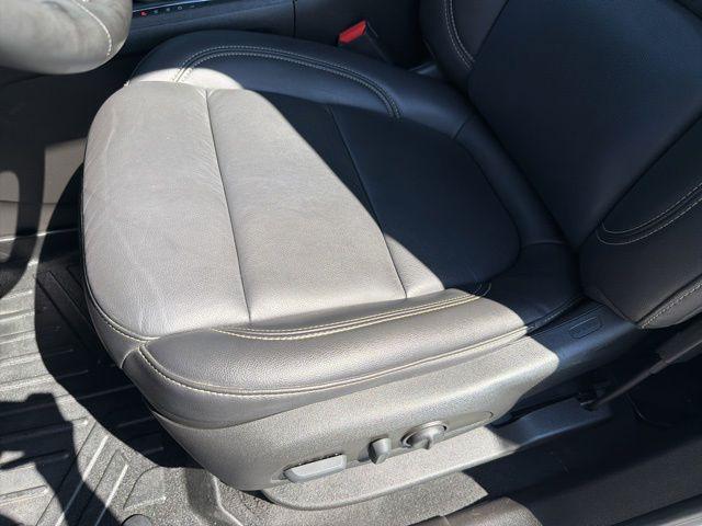 2023 Chevrolet Traverse FWD LT Leather