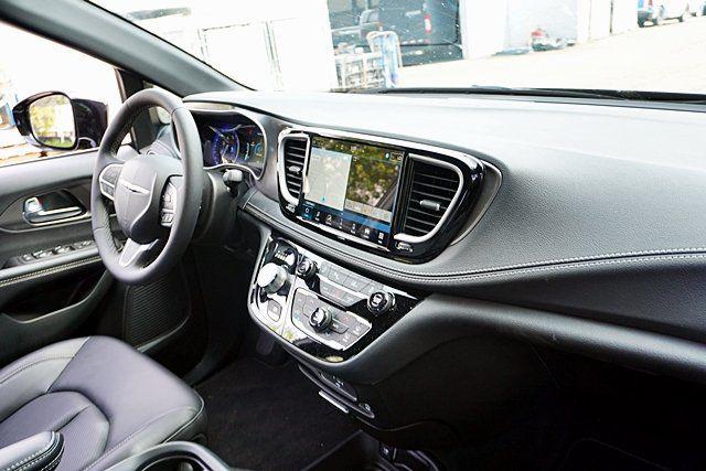 2026 Chrysler Pacifica Select AWD
