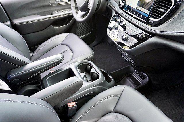 2026 Chrysler Pacifica Select AWD