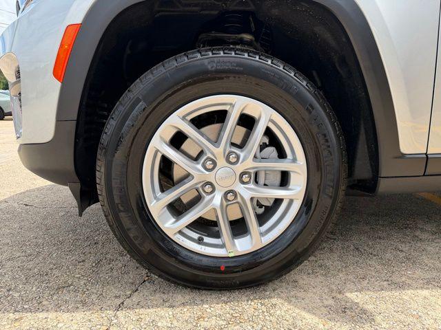 2026 Jeep Grand Cherokee Laredo 4x2