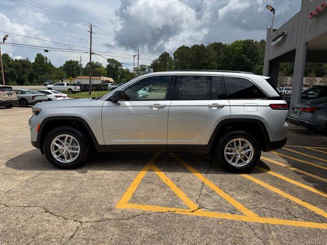 2026 Jeep Grand Cherokee Laredo 4x2