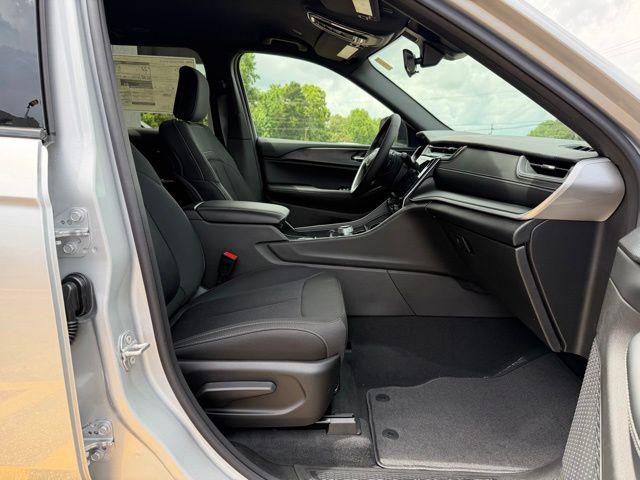 2026 Jeep Grand Cherokee Laredo 4x2