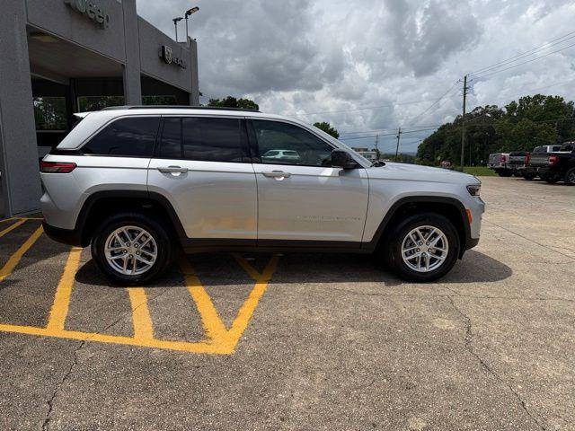 2026 Jeep Grand Cherokee Laredo 4x2