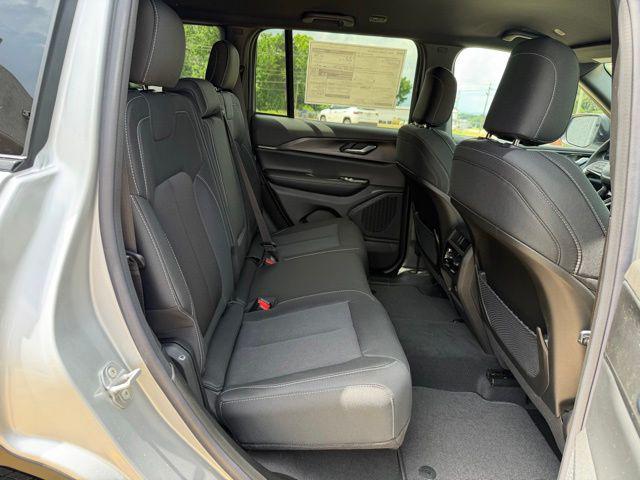 2026 Jeep Grand Cherokee Laredo 4x2
