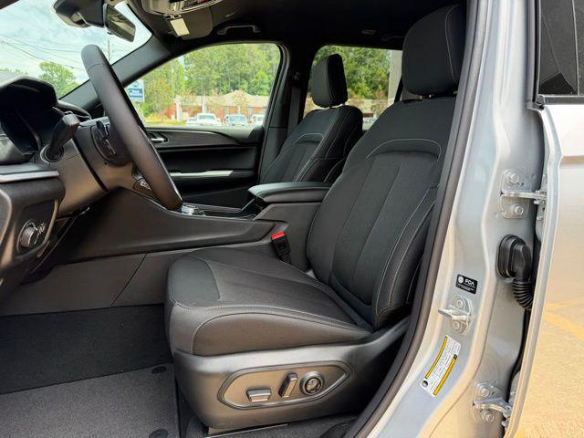 2026 Jeep Grand Cherokee Laredo 4x2