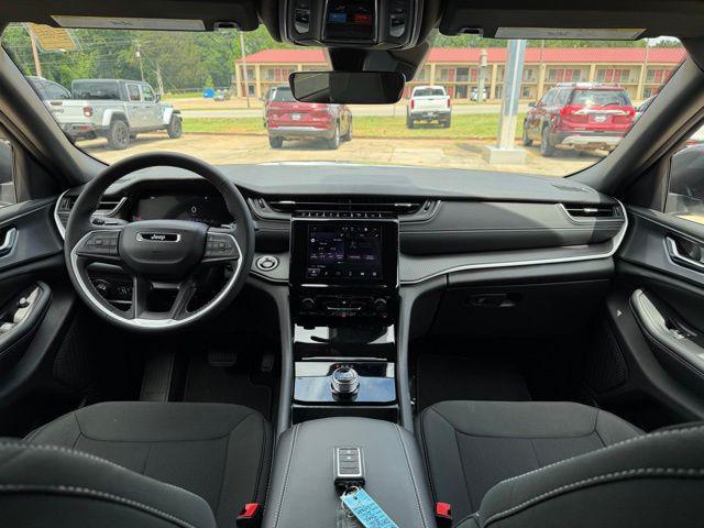2026 Jeep Grand Cherokee Laredo 4x2