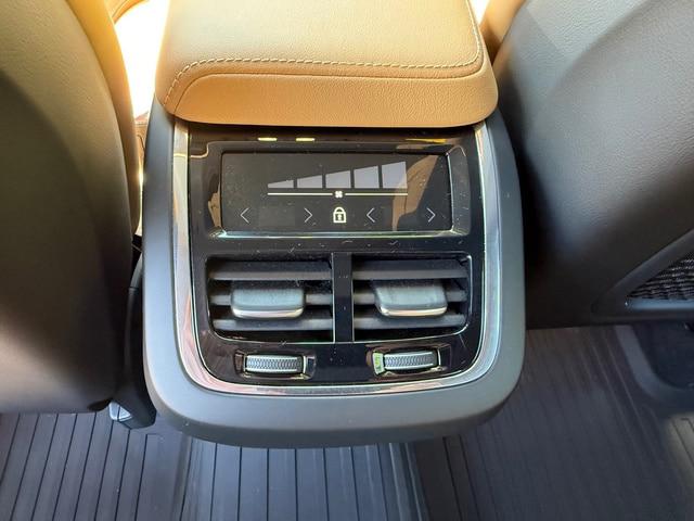 2023 Volvo XC60 B6 Ultimate Dark Theme