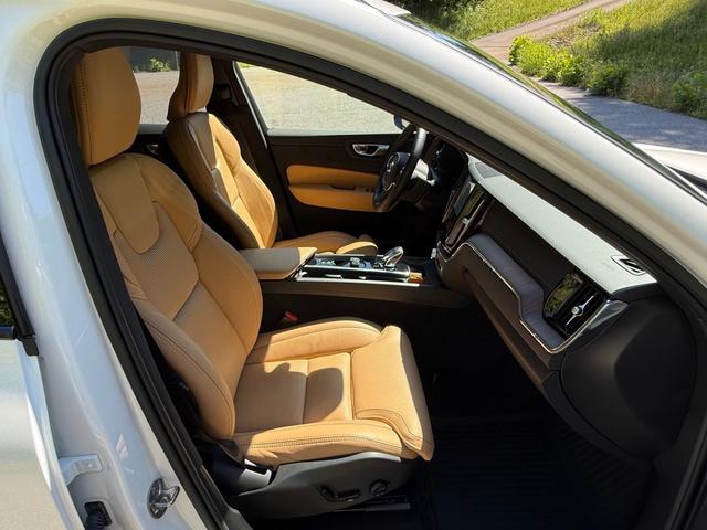 2023 Volvo XC60 B6 Ultimate Dark Theme
