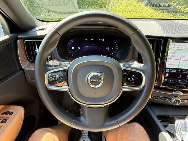 2023 Volvo XC60 B6 Ultimate Dark Theme