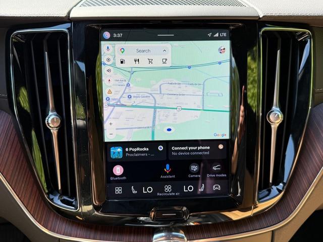 2023 Volvo XC60 B6 Ultimate Dark Theme