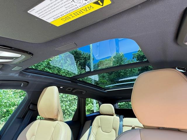 2023 Volvo XC60 B6 Ultimate Dark Theme