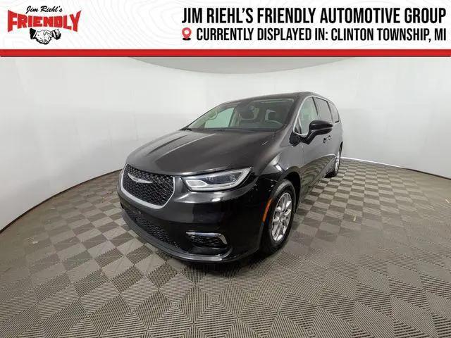 2023 Chrysler Pacifica Touring L for sale in CLINTON TOWNSHIP, MI