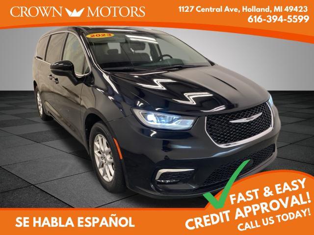 2023 Chrysler Pacifica Touring L's photo