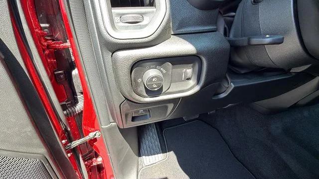 2026 Ram 1500 Express Crew Cab 4x4 57 Box