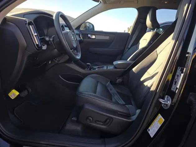 2025 Volvo XC40 B5 Core Bright Theme