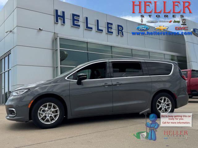 2025 Chrysler Pacifica Select for sale in El Paso, IL