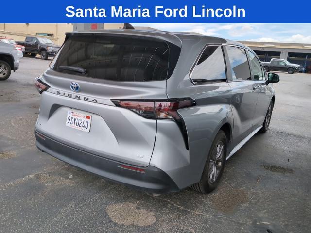 2025 Toyota Sienna LE