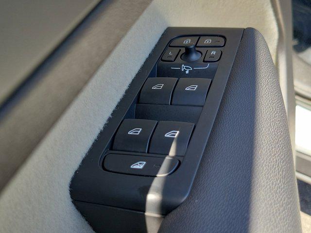 2023 Volvo XC40 B5 Plus Bright Theme