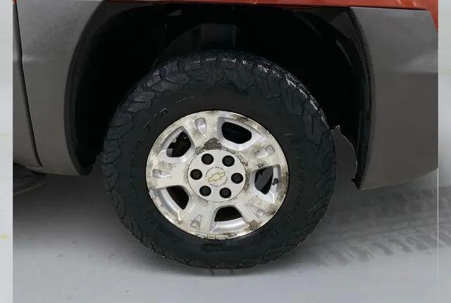 2002 Chevrolet Avalanche Base