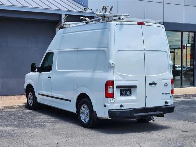 2017 Nissan 2500 SV V8