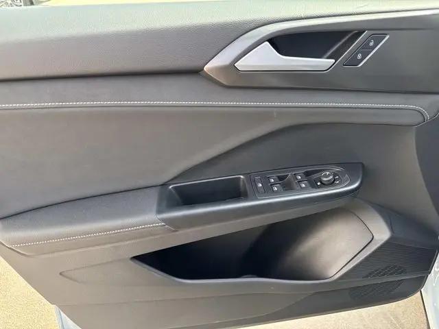 2026 Volkswagen Taos SE Black