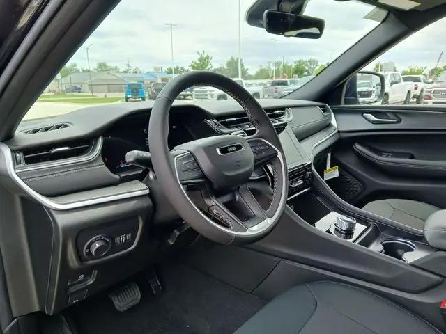 2026 Jeep Grand Cherokee Laredo 4x4
