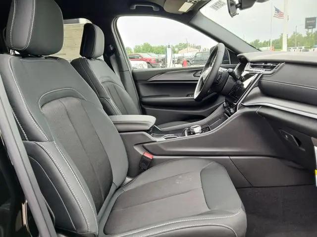 2026 Jeep Grand Cherokee Laredo 4x4