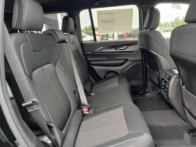2026 Jeep Grand Cherokee Laredo 4x4