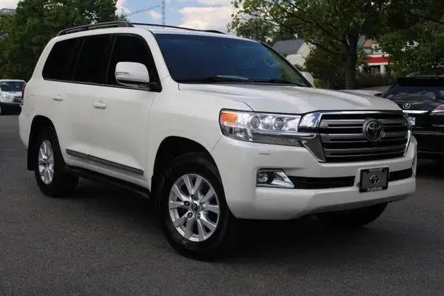 2017 Toyota Land Cruiser V8