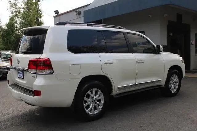 2017 Toyota Land Cruiser V8