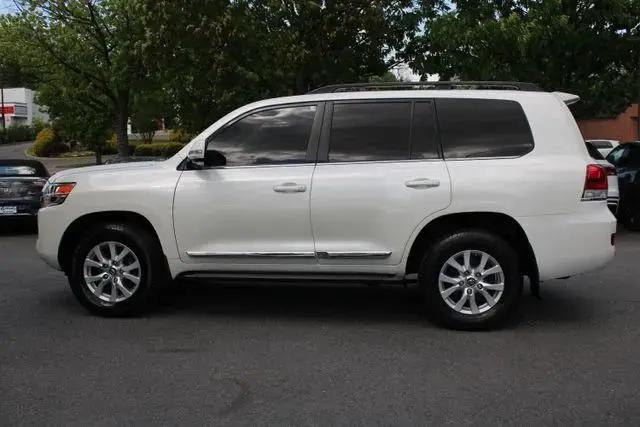 2017 Toyota Land Cruiser V8