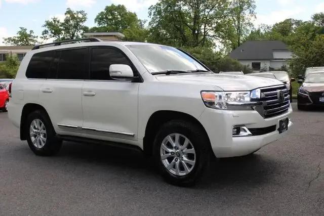 2017 Toyota Land Cruiser V8
