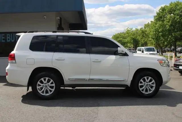 2017 Toyota Land Cruiser V8