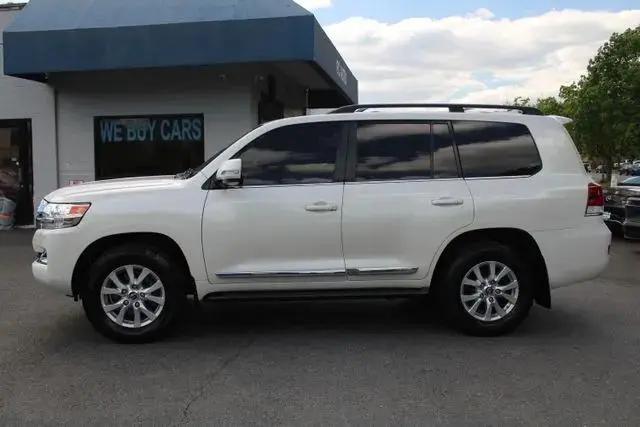 2017 Toyota Land Cruiser V8