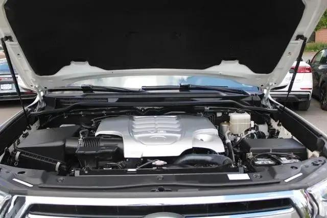 2017 Toyota Land Cruiser V8