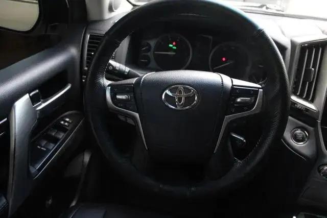 2017 Toyota Land Cruiser V8