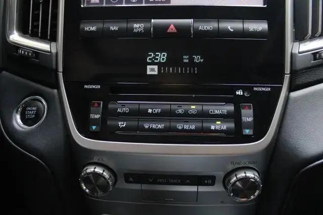 2017 Toyota Land Cruiser V8