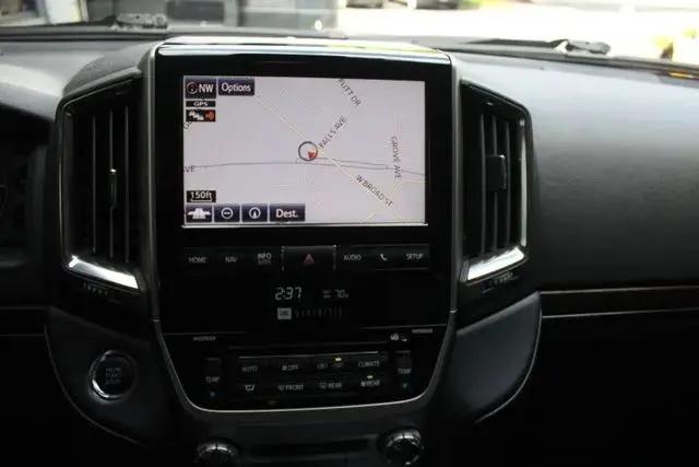 2017 Toyota Land Cruiser V8