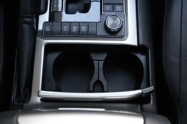 2017 Toyota Land Cruiser V8
