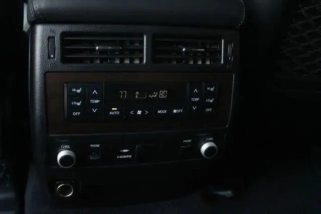 2017 Toyota Land Cruiser V8