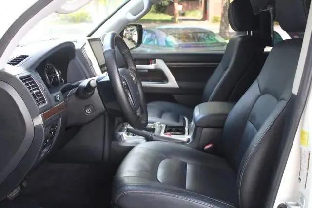 2017 Toyota Land Cruiser V8