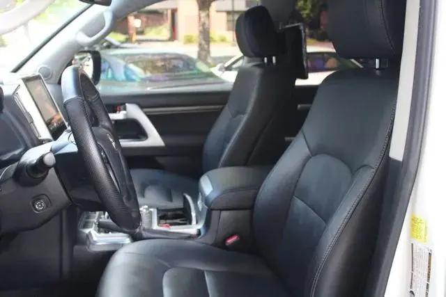 2017 Toyota Land Cruiser V8
