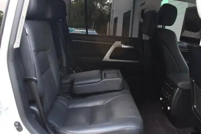 2017 Toyota Land Cruiser V8